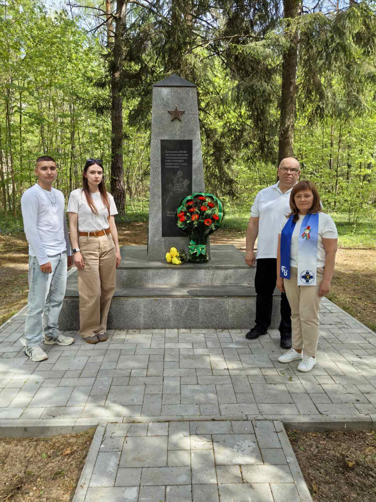 Представители Пружанской больницы у памятника жертвам фашизма